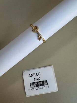 Anillo Fino con Diseño de Llave y Piedras Brillantes