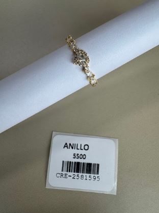 Anillo Fino con Cristales y Detalle Central Redondo