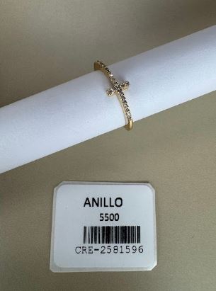 Anillo con diseño de cruz y detalles brillantes