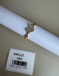 Anillo con diseño de corazón y banda entrelazada