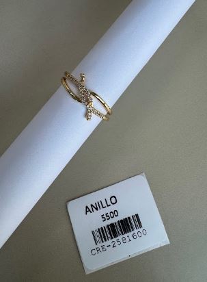 Anillo de doble banda con diseño de nudo y cristales