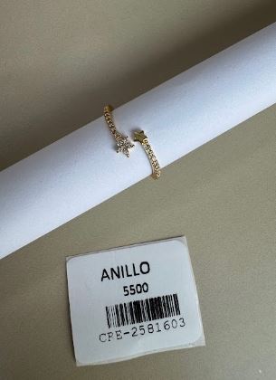 Anillo abierto con diseño de estrellas