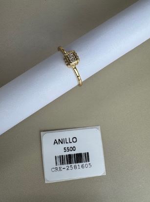 Anillo con diseño cuadrado pavé