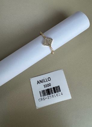 Anillo con diseño de rombo pavé