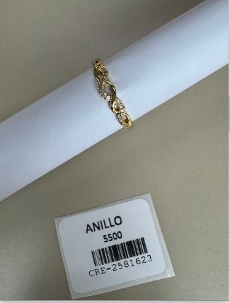 Anillo de banda entrelazada con incrustación de cristales