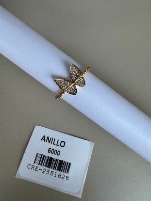 Anillo con diseño de mariposa pavé
