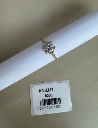 Anillo Solitario con Piedra Central y Banda Brillante