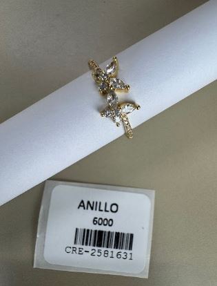 Anillo Diseño Floral con Piedras Brillantes