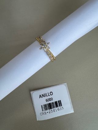 Anillo con diseño de estrella y detalles brillantes