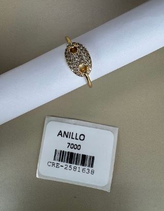 Anillo con diseño ovalado pavé