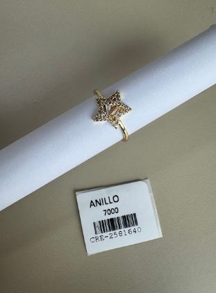 Anillo con diseño de estrella y cristales