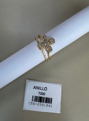 Anillo con Diseño Floral de Piedras Brillantes