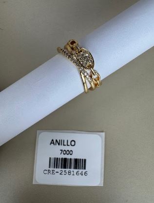 Anillo con diseño de eslabones y detalles brillantes