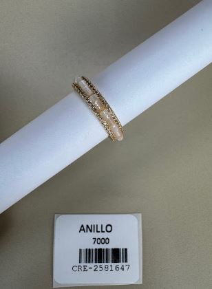 Anillo con diseño de banda y detalles brillantes