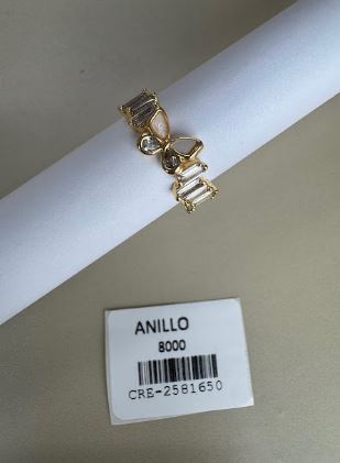 Anillo con diseño de piedras en múltiples cortes