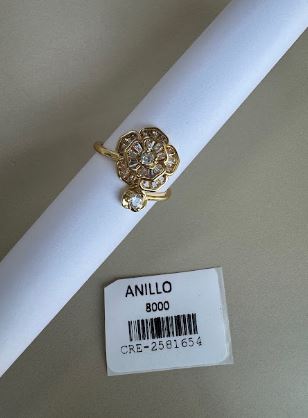 Anillo con diseño de flor y piedra central