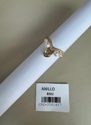 Anillo con diseño en V, perlas y corazón