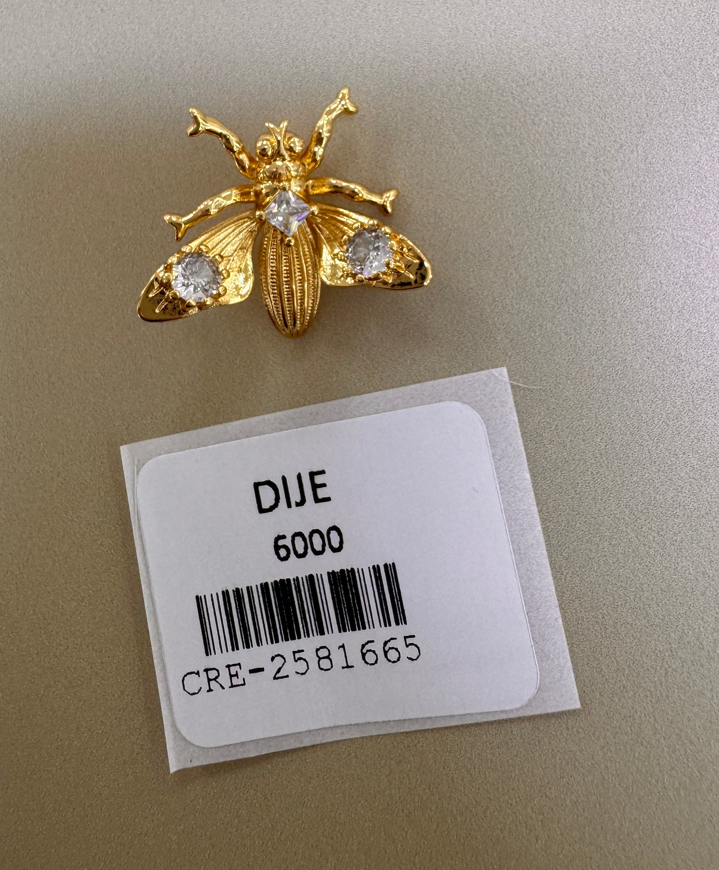 Dije Escarabajo con Piedras Brillantes