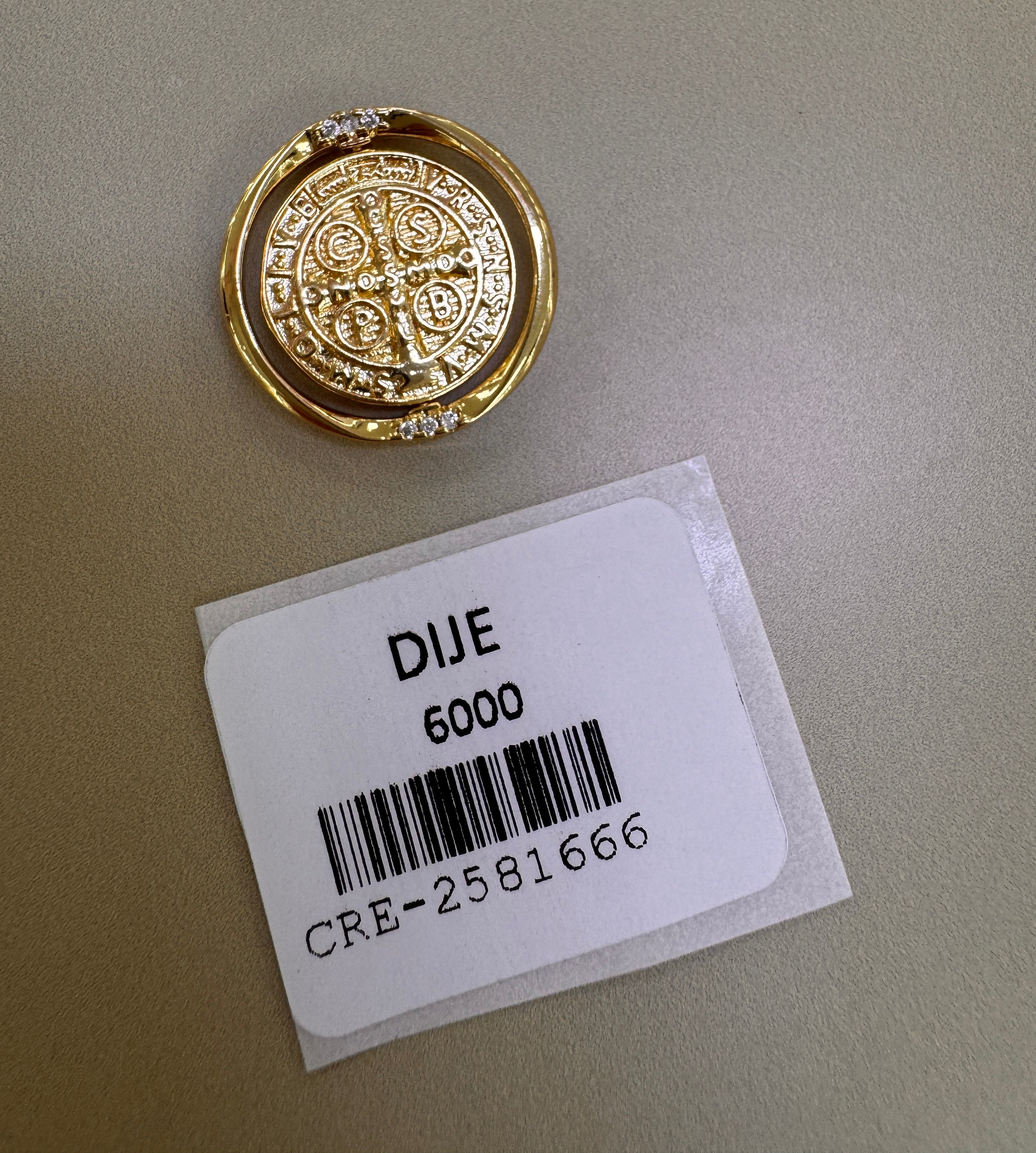 Dije de Medalla Circular con Detalle de Piedras