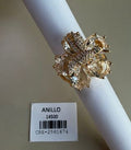 Anillo dorado con diseño floral y cristales