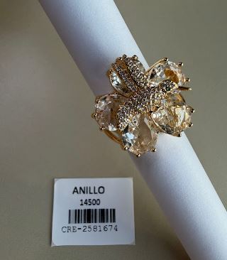Anillo dorado con diseño floral y cristales