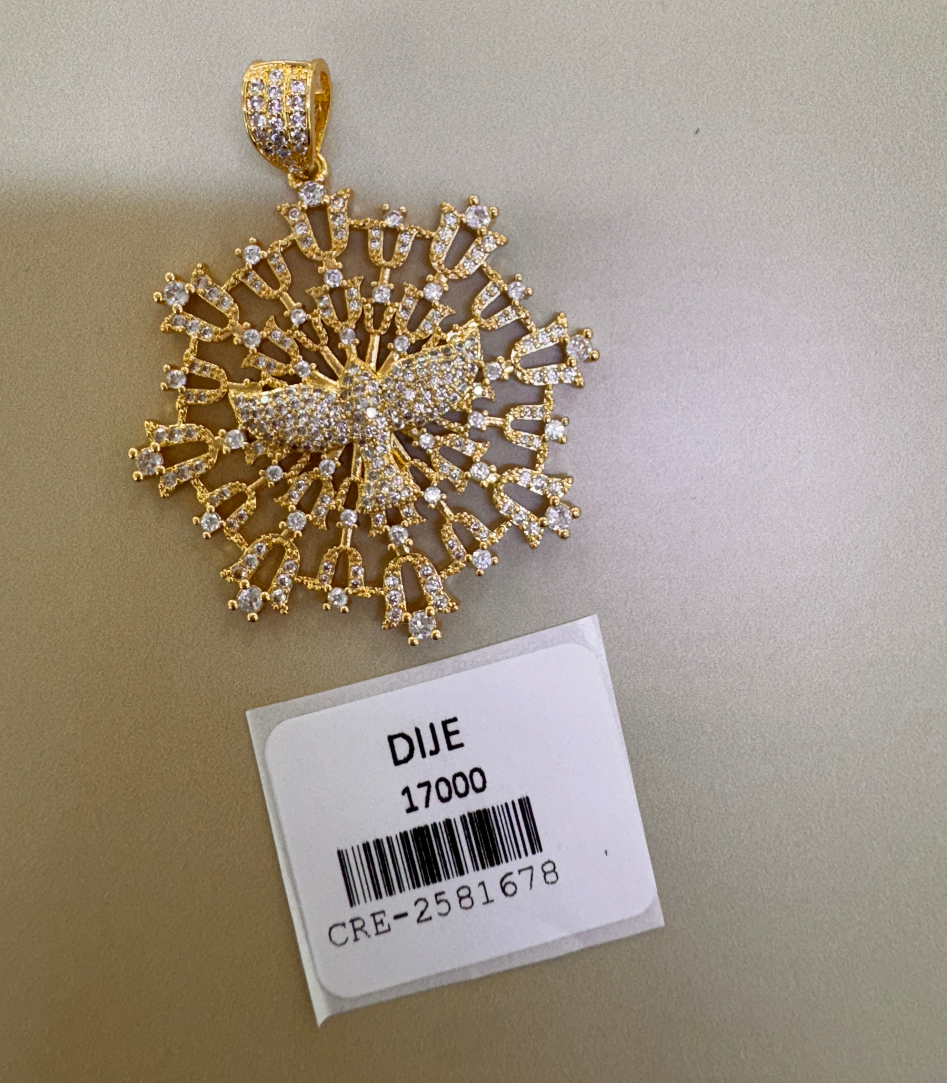 Dije de Paloma en Medallón Dorado con Cristales