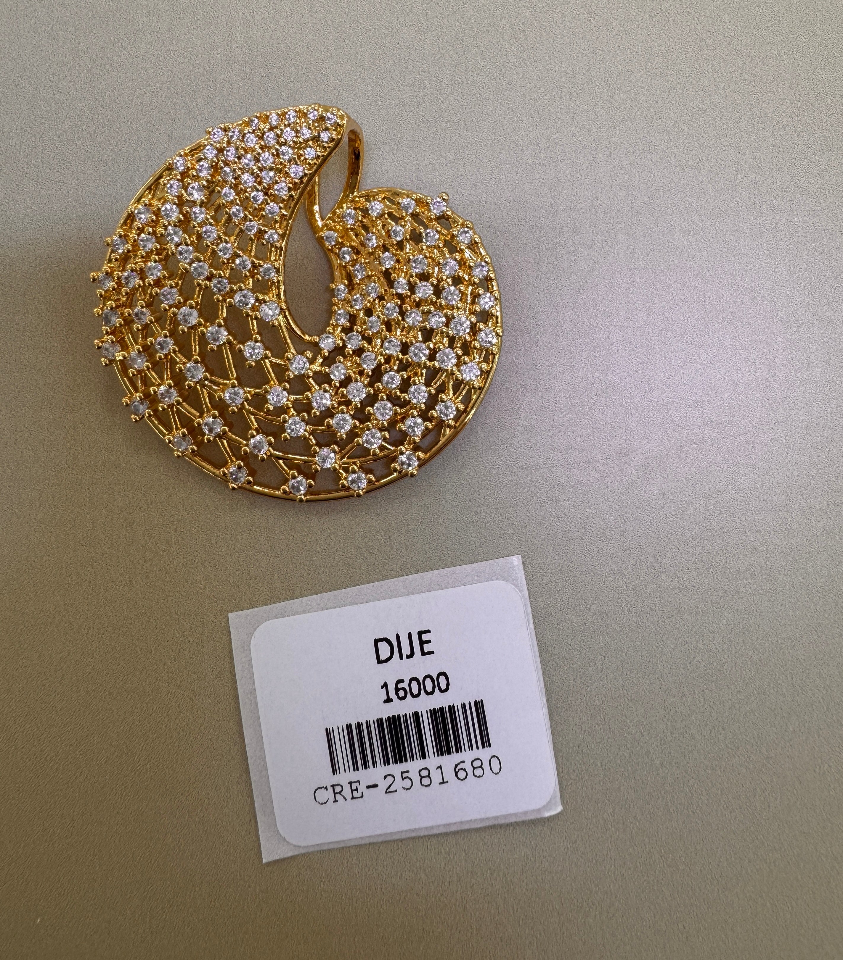Dije Circular con Diseño Calado y Piedras Brillantes