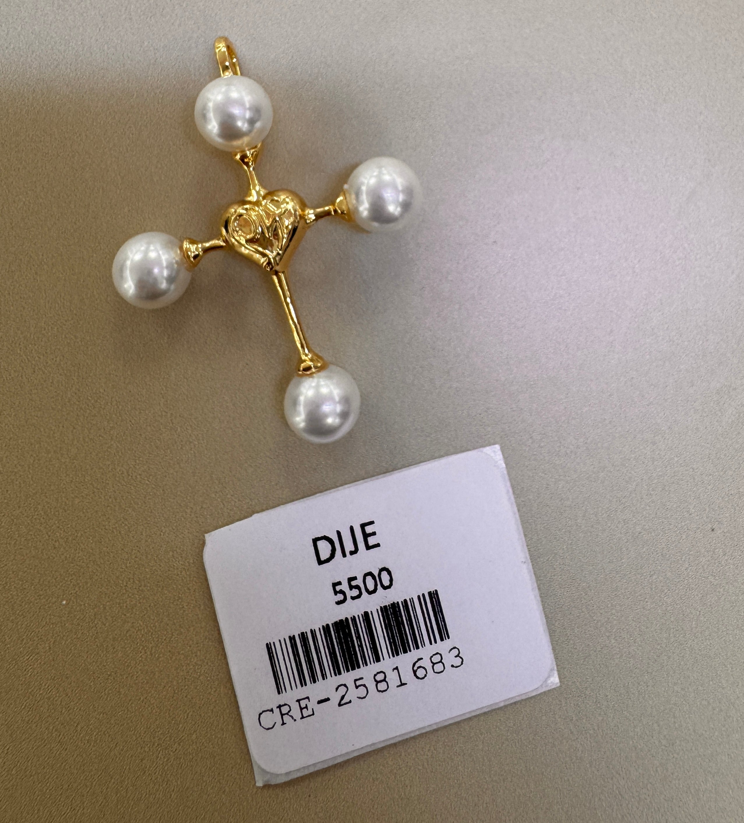 Dije Cruz con Corazón y Perlas