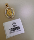 Dije de Medalla Ovalada con Piedras Brillantes