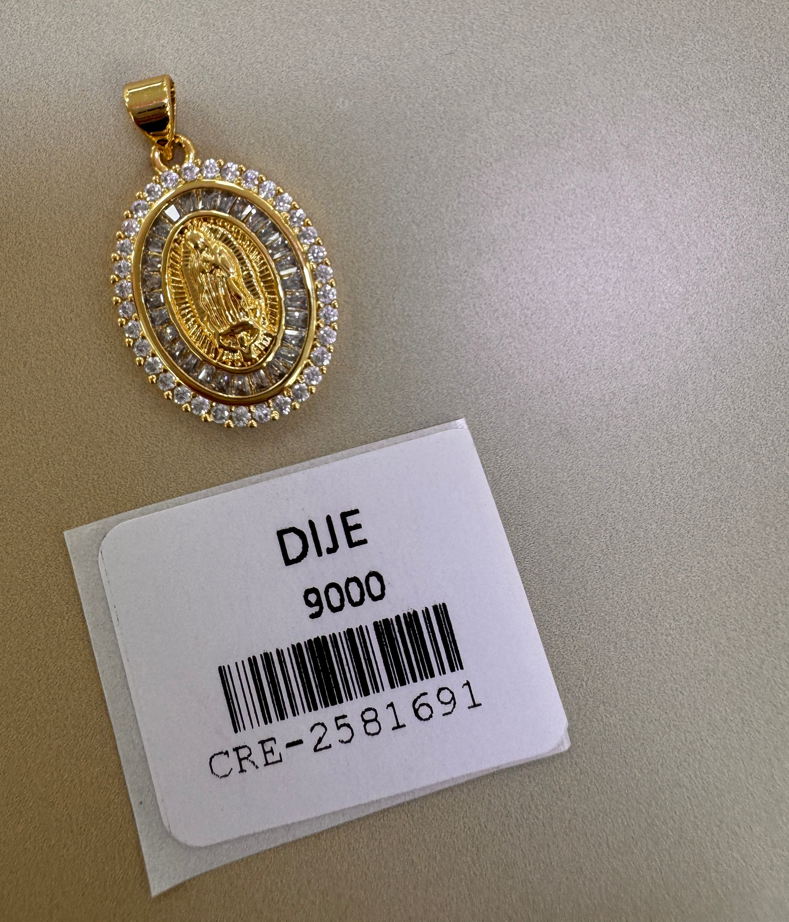 Dije de Medalla Ovalada con Piedras Brillantes