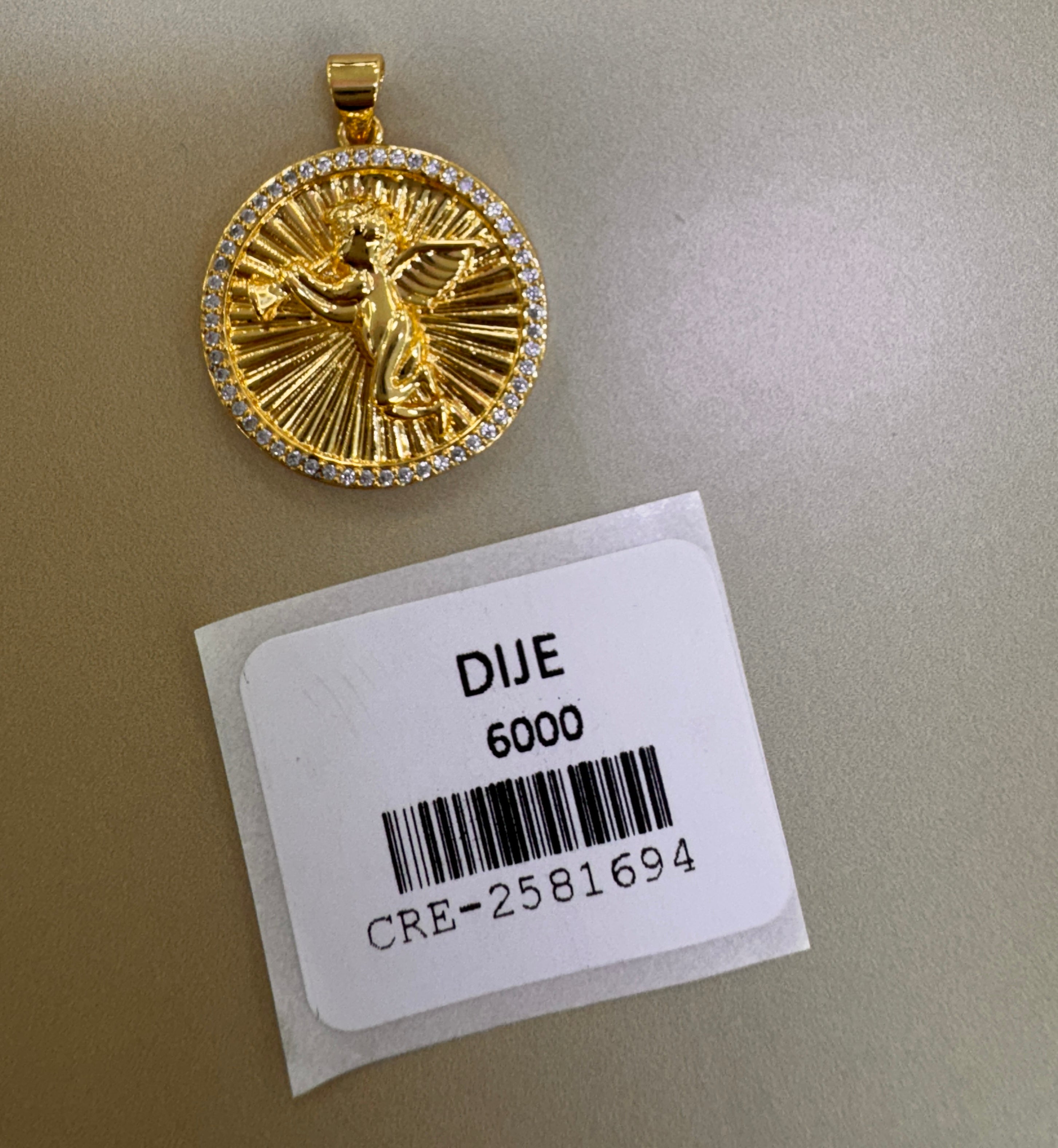 Dije Circular con Ángel y Detalles Brillantes