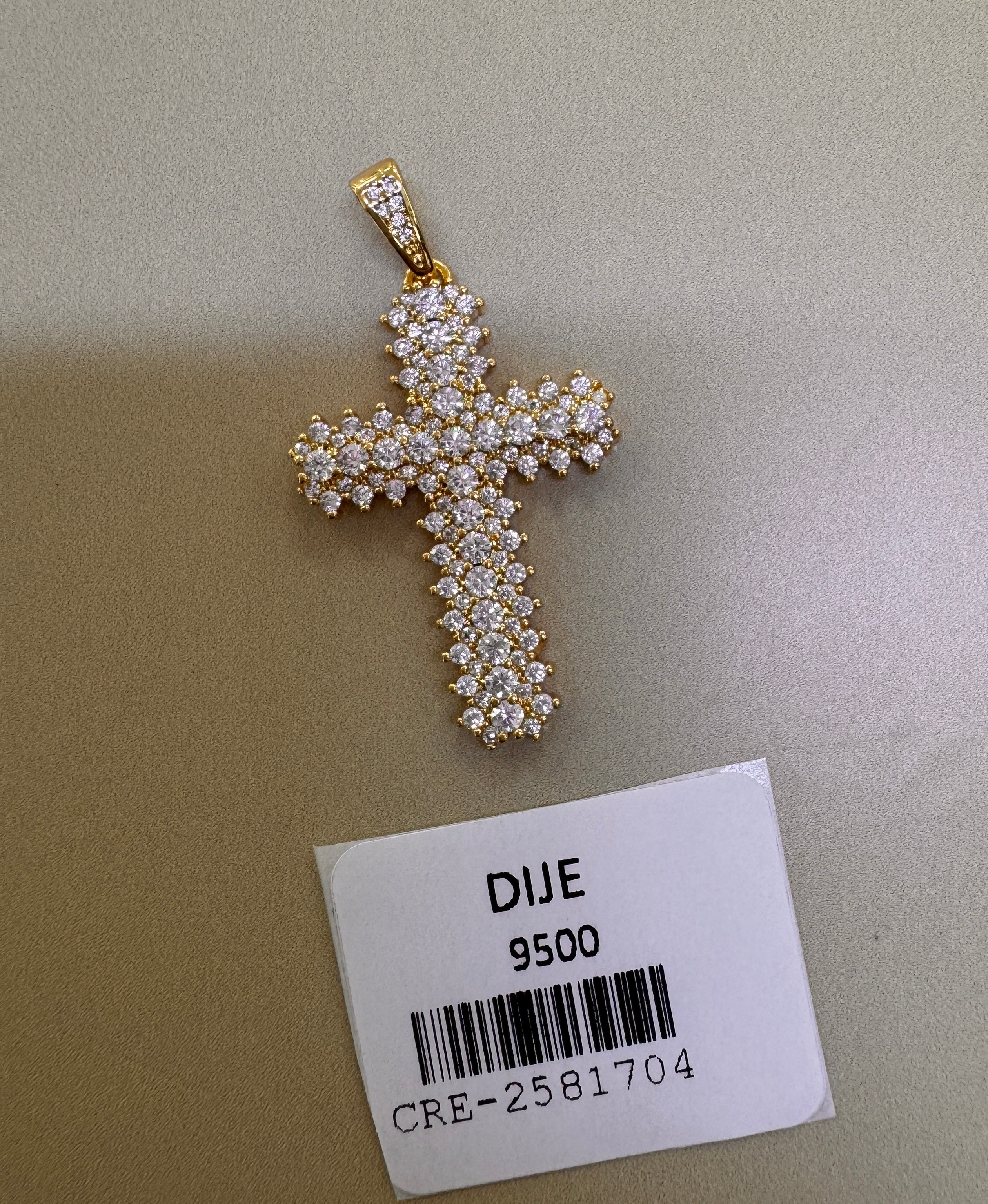 Dije de Cruz Cubierta de Piedras Brillantes
