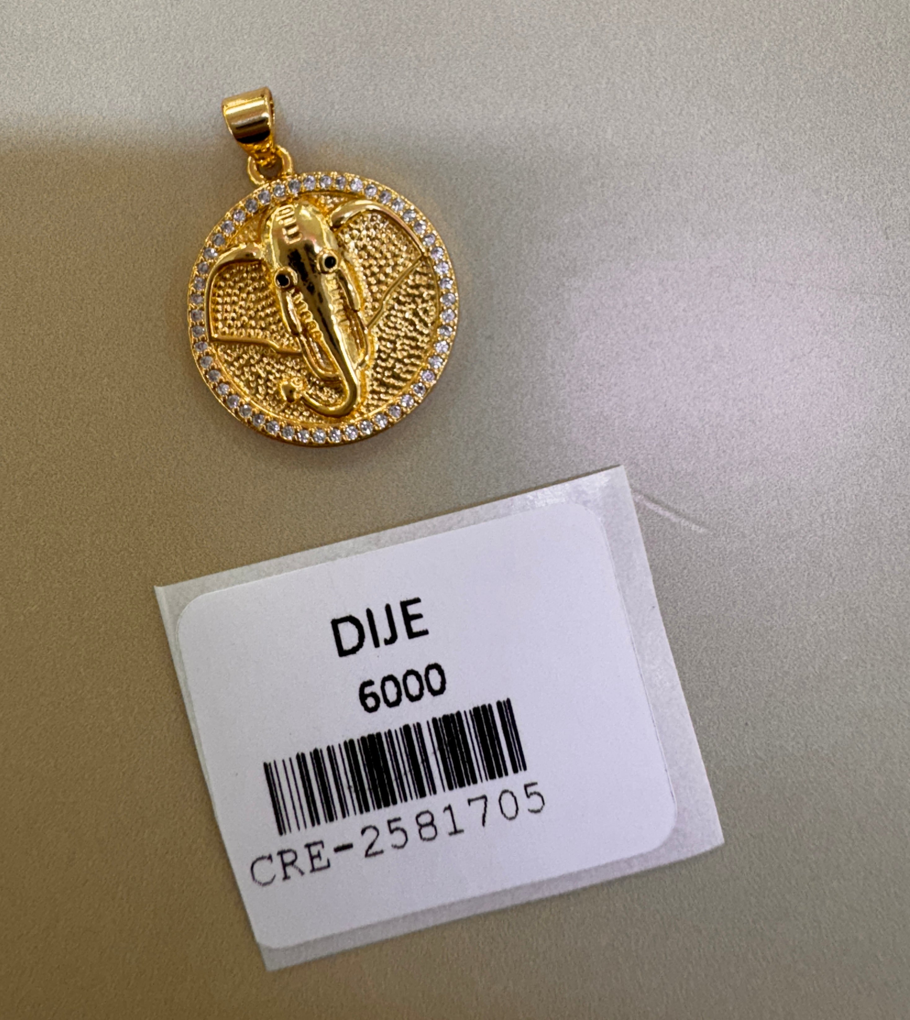 Dije Elefante Circular con Piedras Brillantes