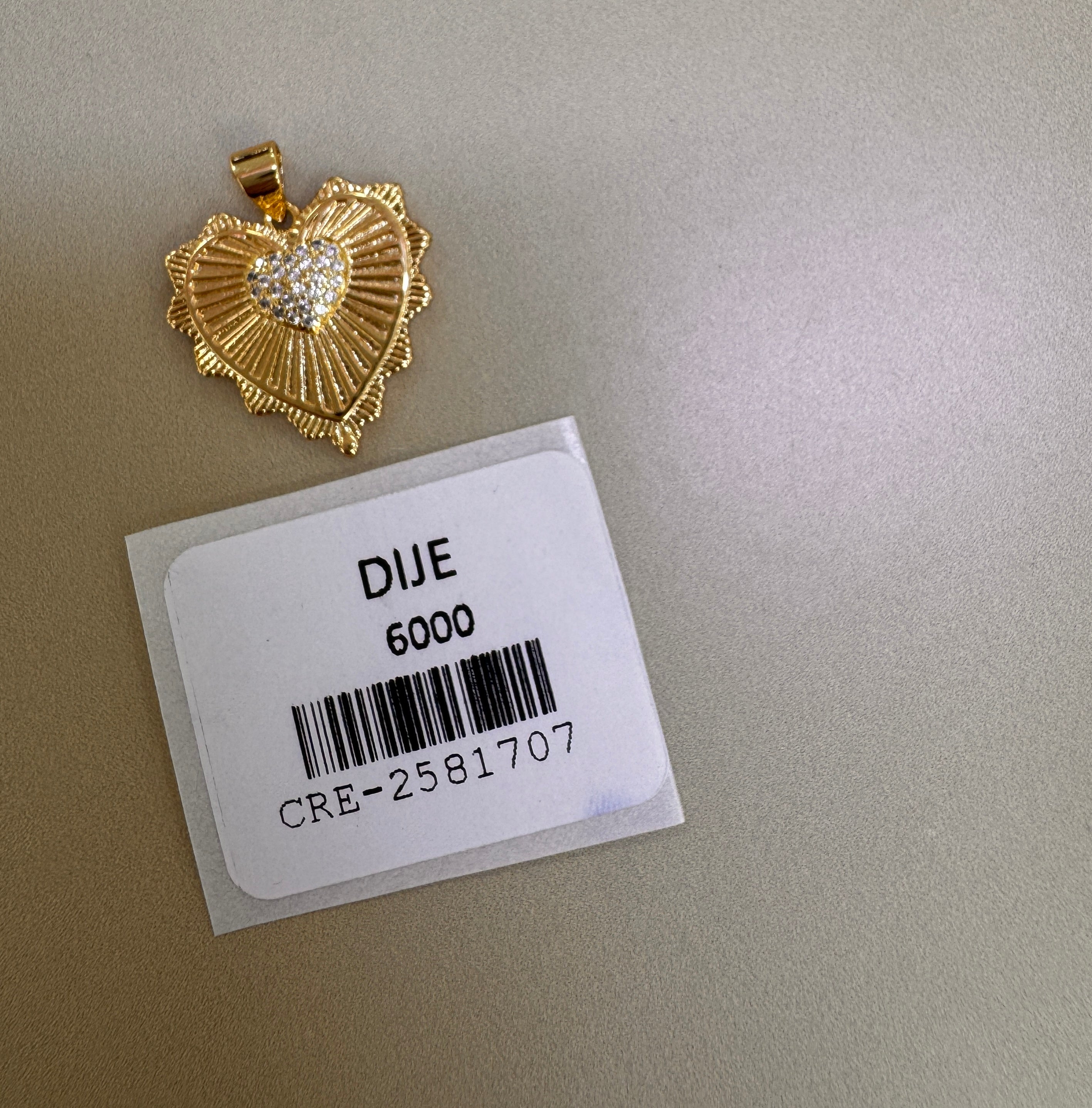 Dije de Corazón Dorado con Texturas y Centro Brillante
