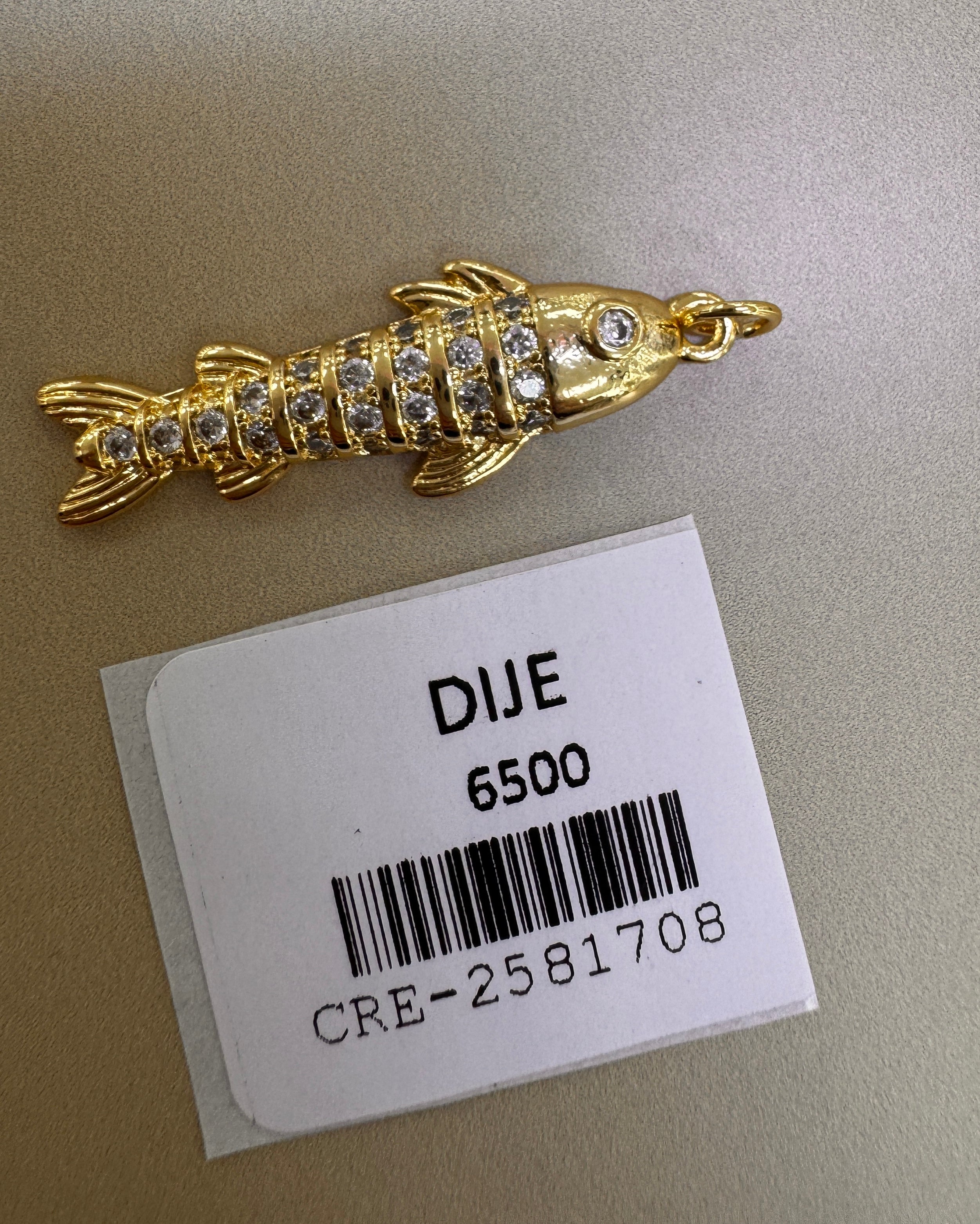 Dije de Pez Dorado con Cristales