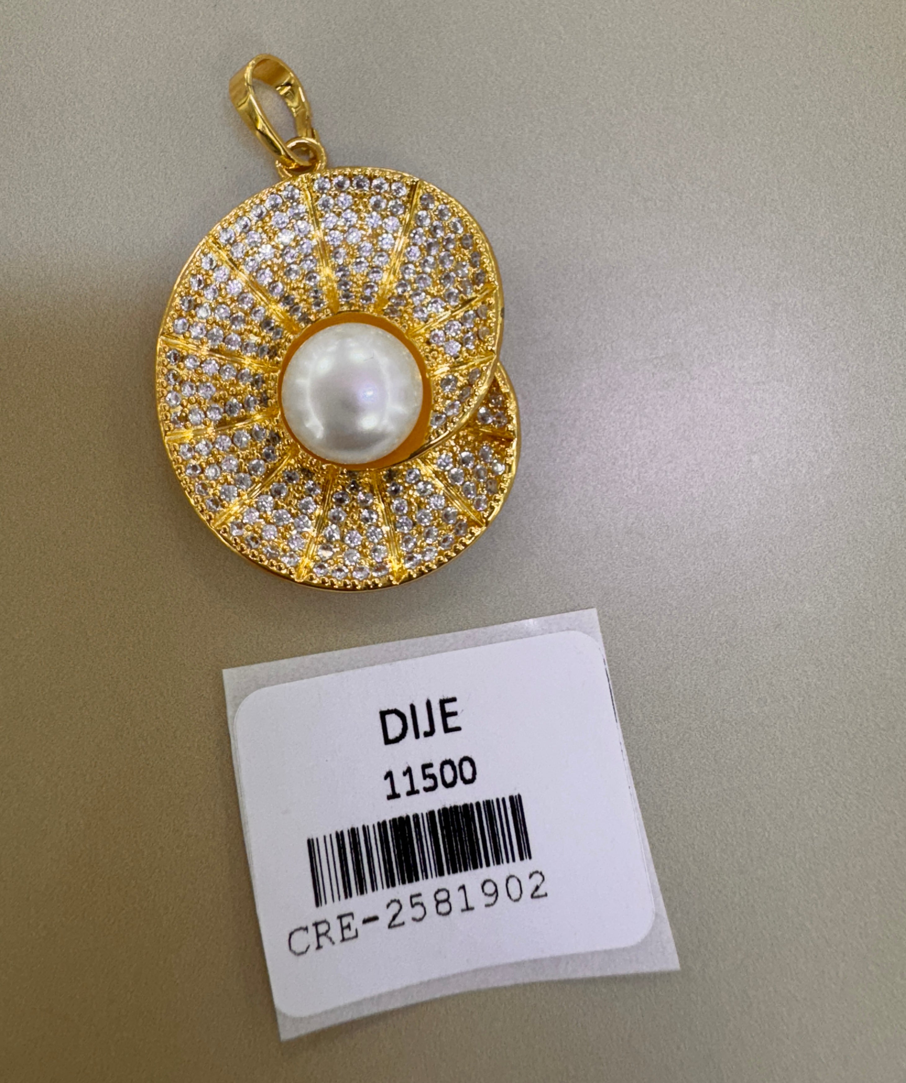 Dije Circular Dorado con Perla y Cristales