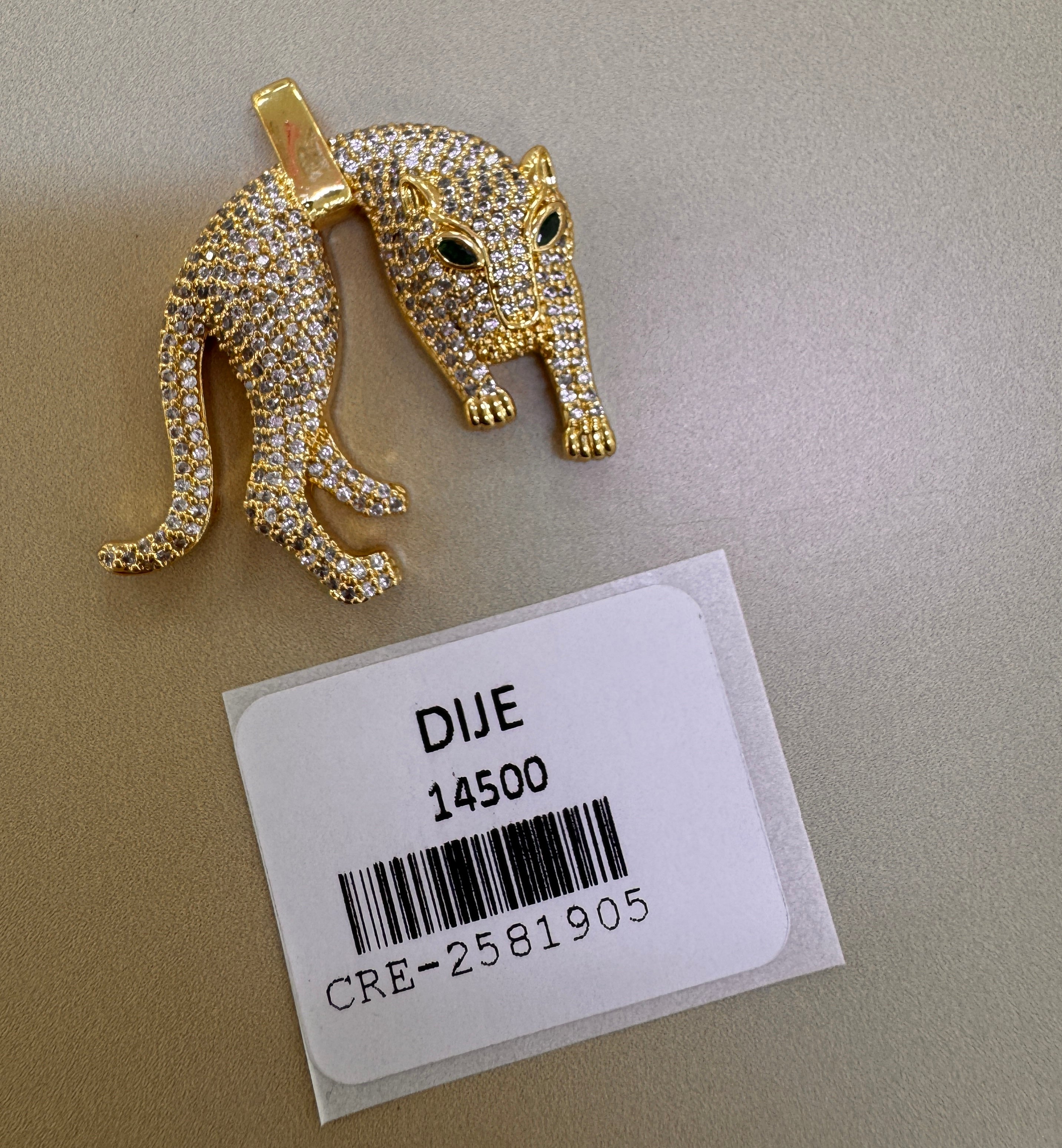 Dije Felino Dorado con Pavé de Cristales