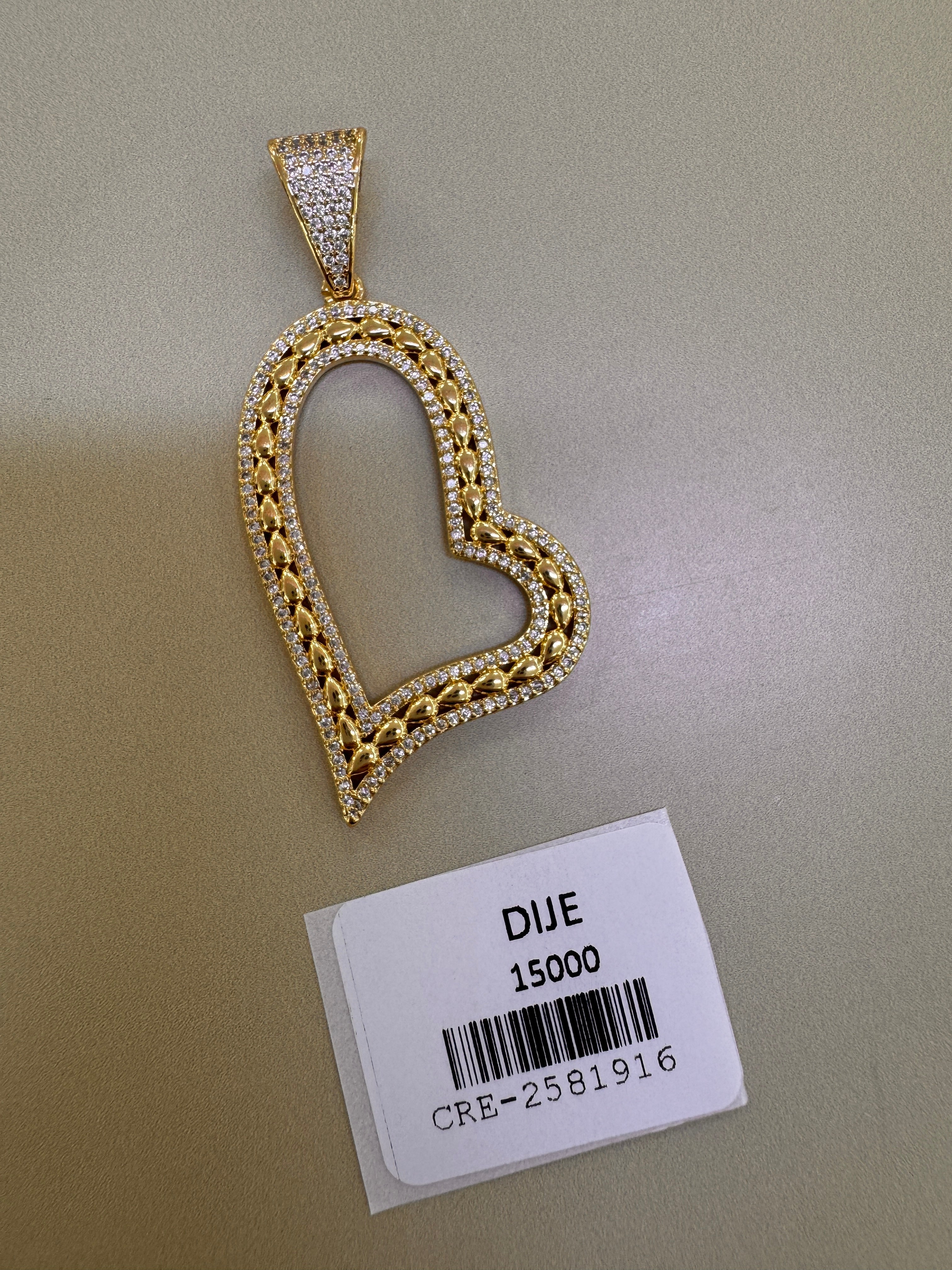 Dije de Corazón con Detalles y Piedras Brillantes