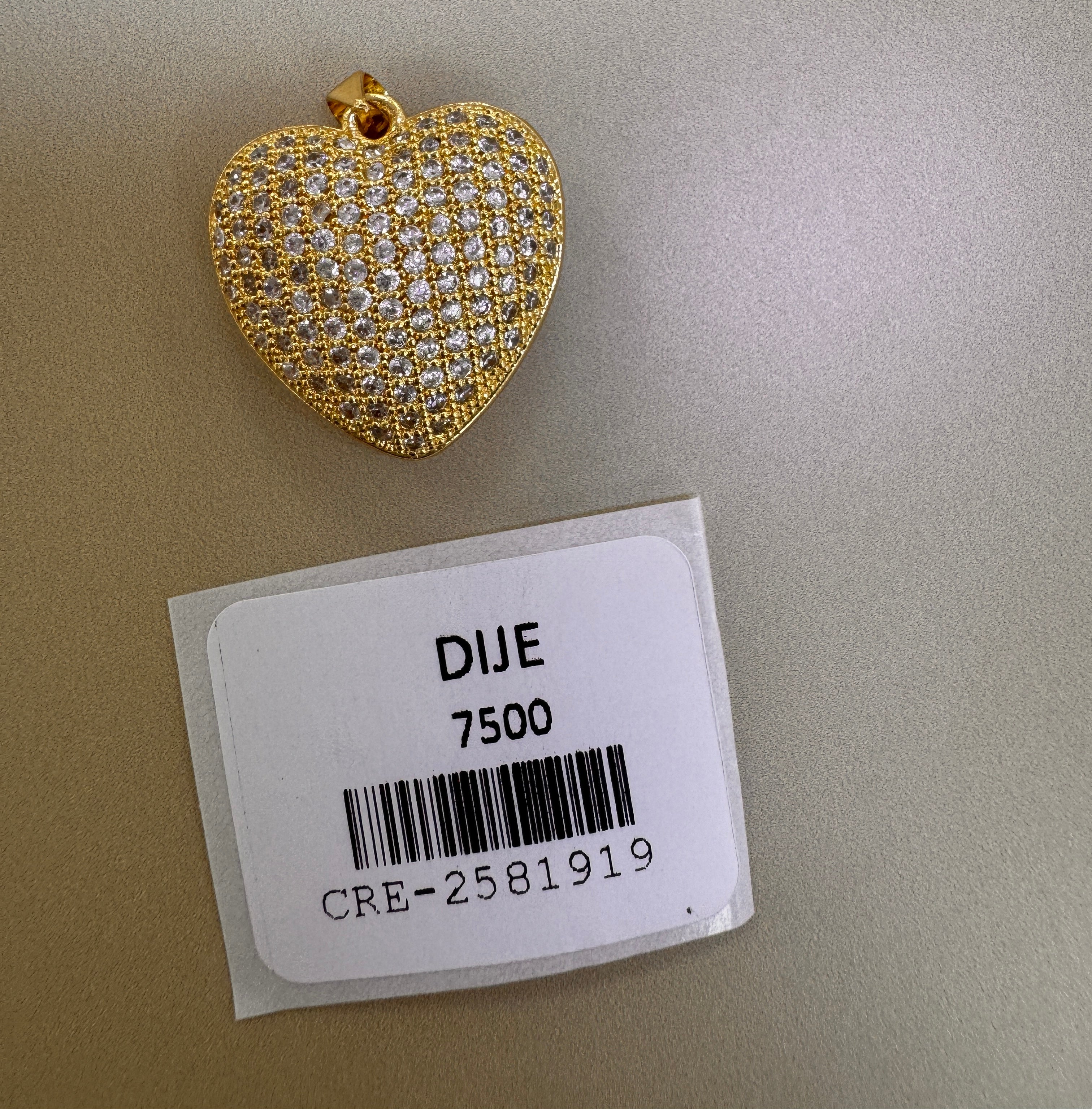Dije de Corazón Cubierto de Piedras Brillantes