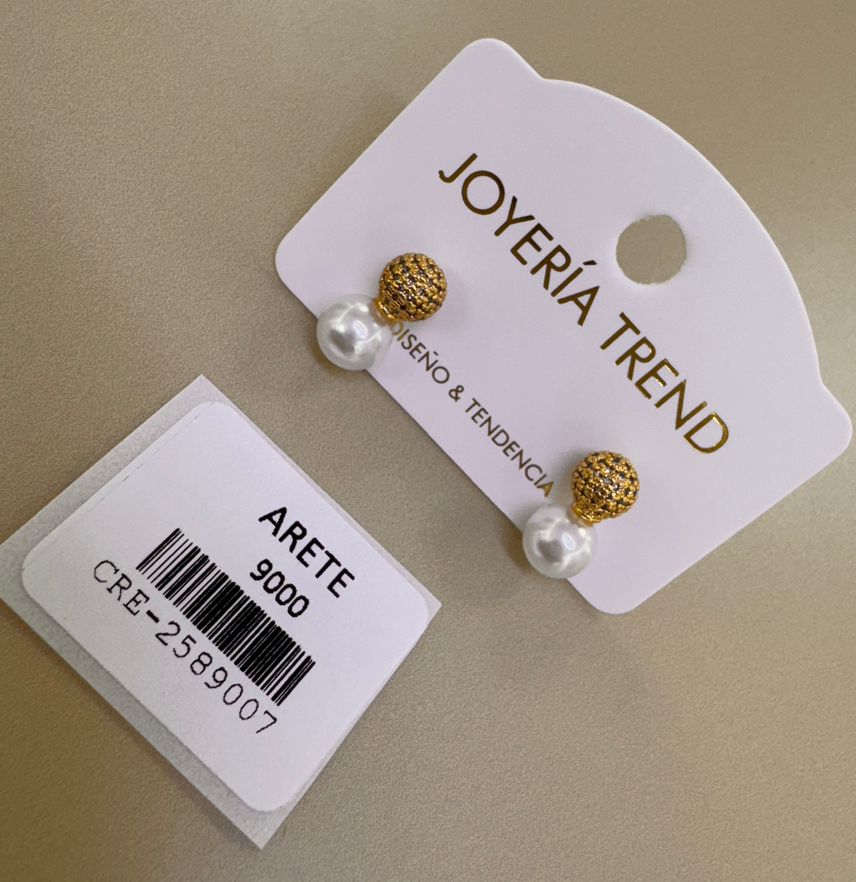 Aretes Dorados con Esfera Texturizada y Perla Blanca