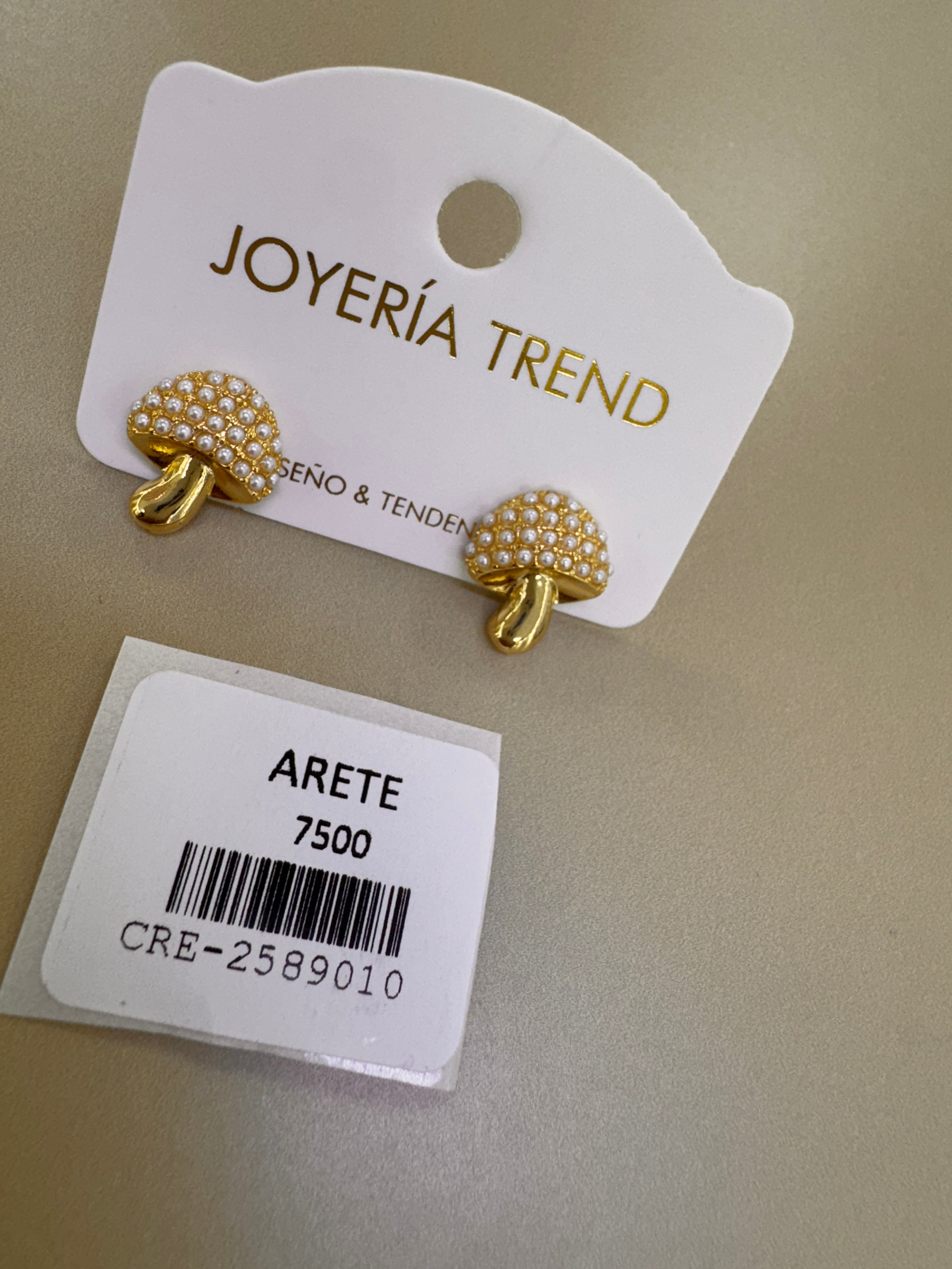 Aretes Dorados Forma de Hongo con Perlas Pequeñas