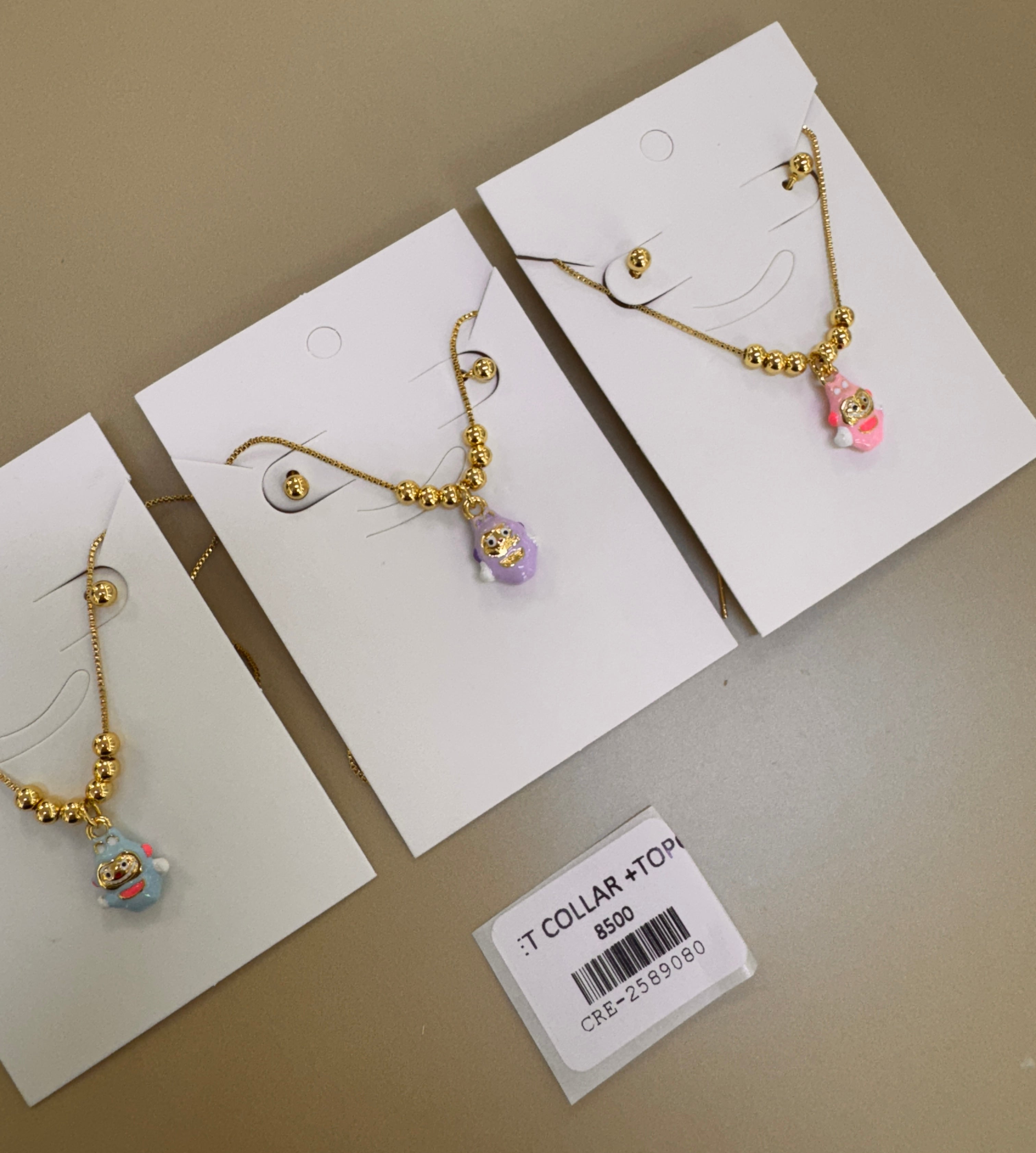 Juego de Collar con Dije de Personaje Esmaltado y Aretes Tipo Topo
