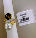 Anillo Dorado con Perla y Detalles Brillantes