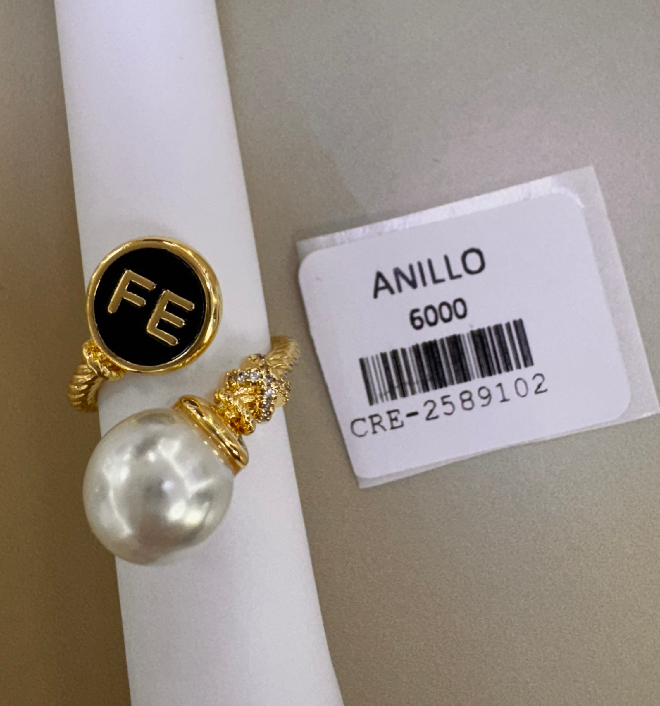 Anillo Dorado con Perla y Detalles Brillantes