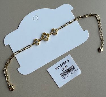 Pulsera de cadena con tres dijes de flores y cristales
