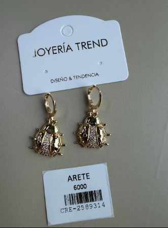 Aretes con Dije de Mariquita Dorada