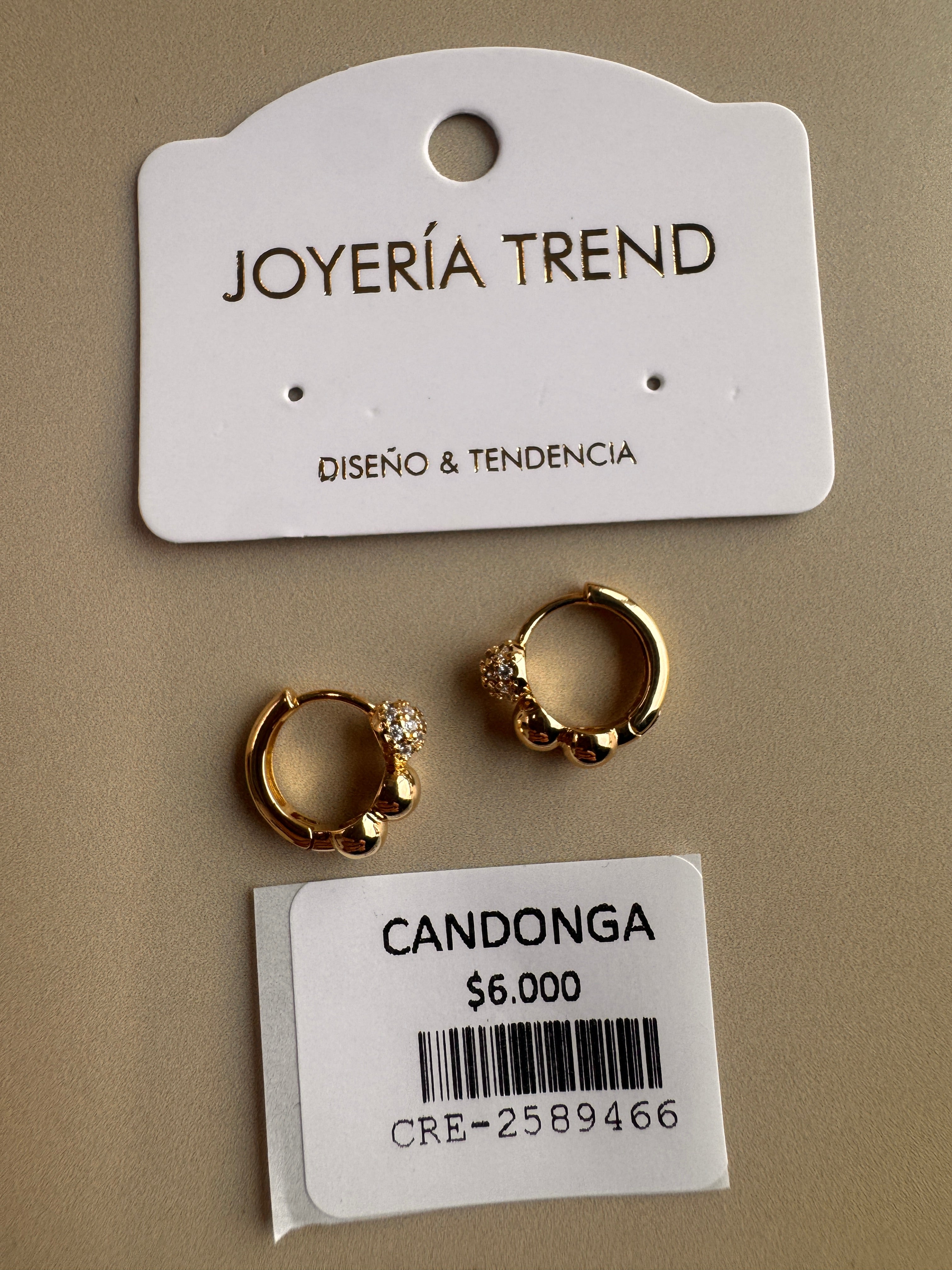 Aretes Tipo Candonga Pequeña Dorada con Esferas y Circones