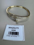 Brazalete Rígido Dorado con Circonias Baguette y Detalle Colgante