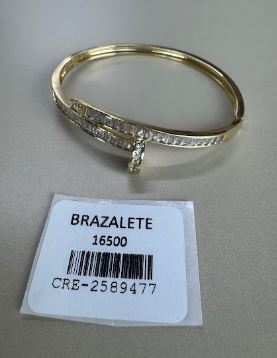 Brazalete Rígido Dorado con Circonias Baguette y Detalle Colgante