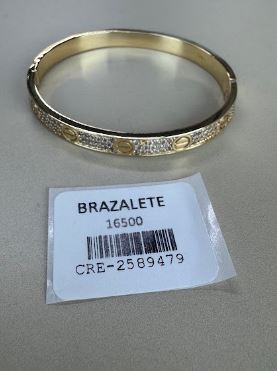 Brazalete Dorado con Pedrería y Detalle de Tornillos